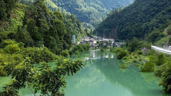 配资网官网网站 鹤峰：秋水伊人湾潭河